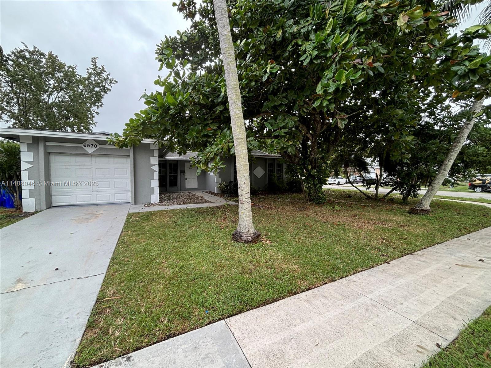 Photo of 6570 SW 7th Ct in North Lauderdale, FL