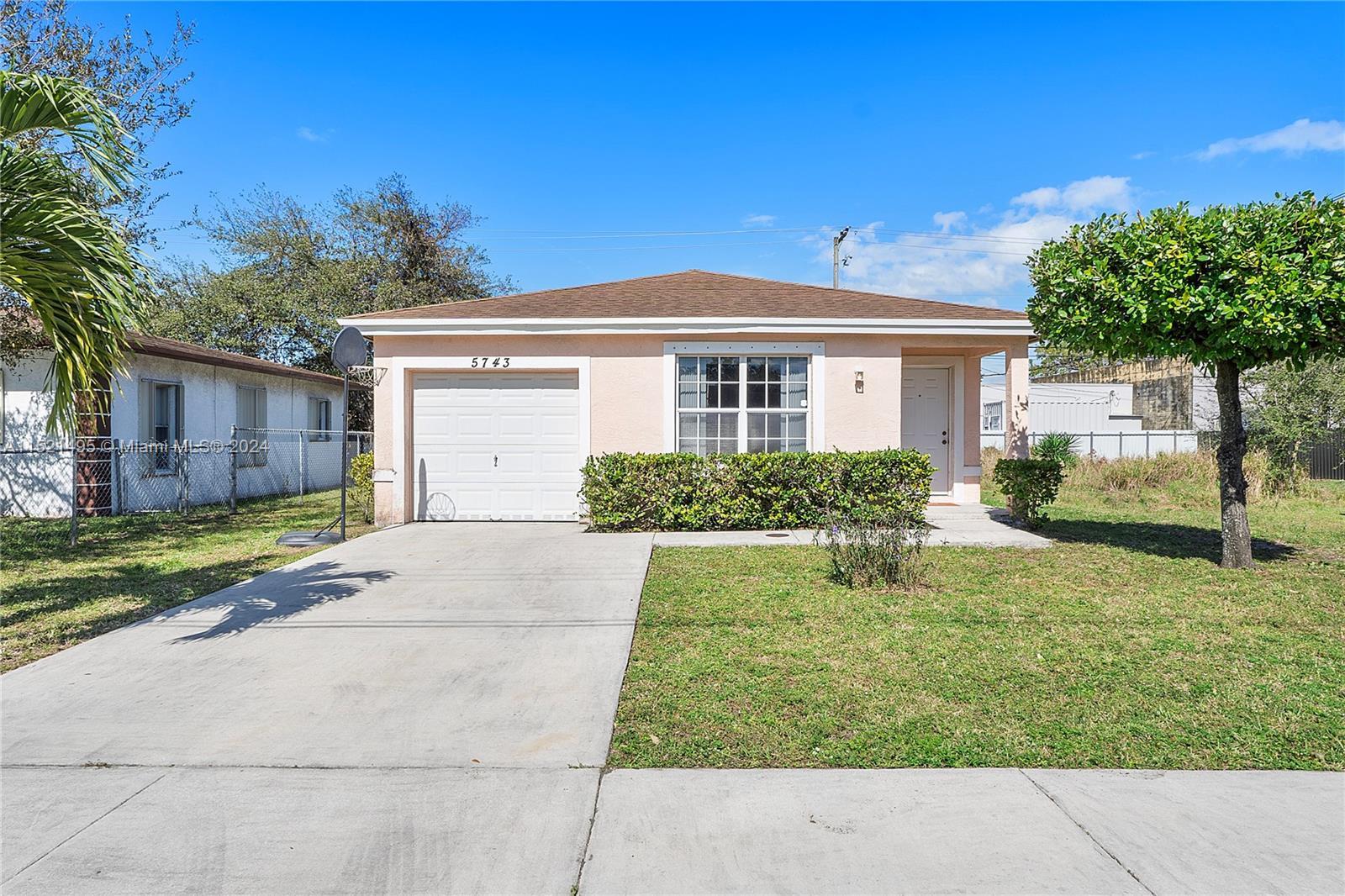 Photo of 5743 Wiley St in Hollywood, FL