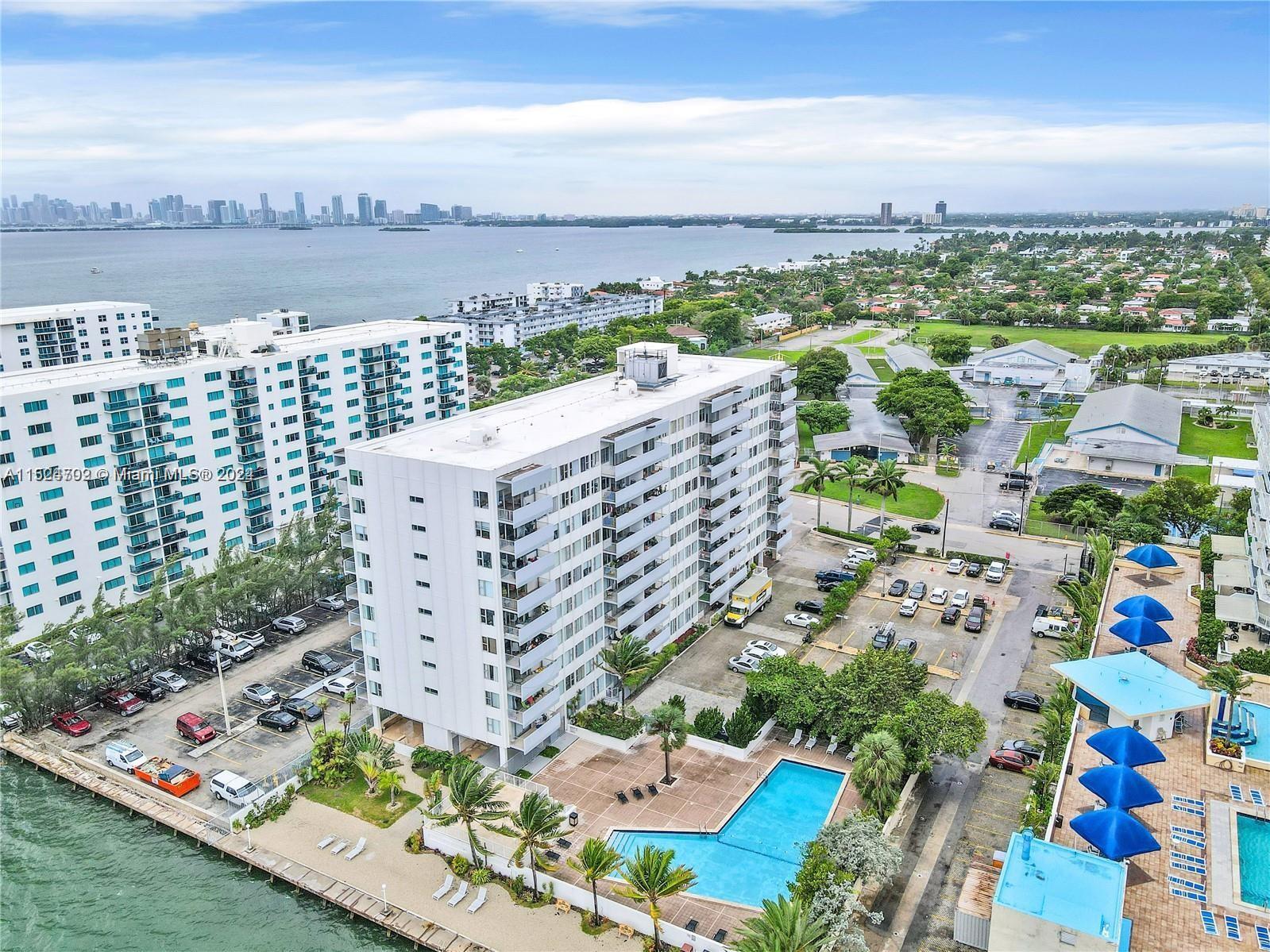 AMAZING CORNER UNIT WITH WATER VIEW. FULL OF LIGHT GORGEOUS WITH BEAUTIFUL VIEWS TO THE MIAMI BAY, M