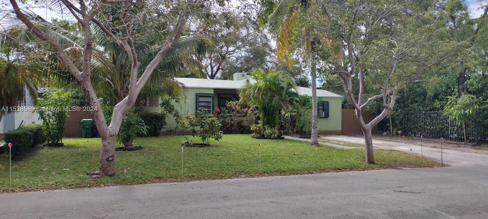 Welcome to this property located in a prime location close to the vibrant hot spots of the Miami Des