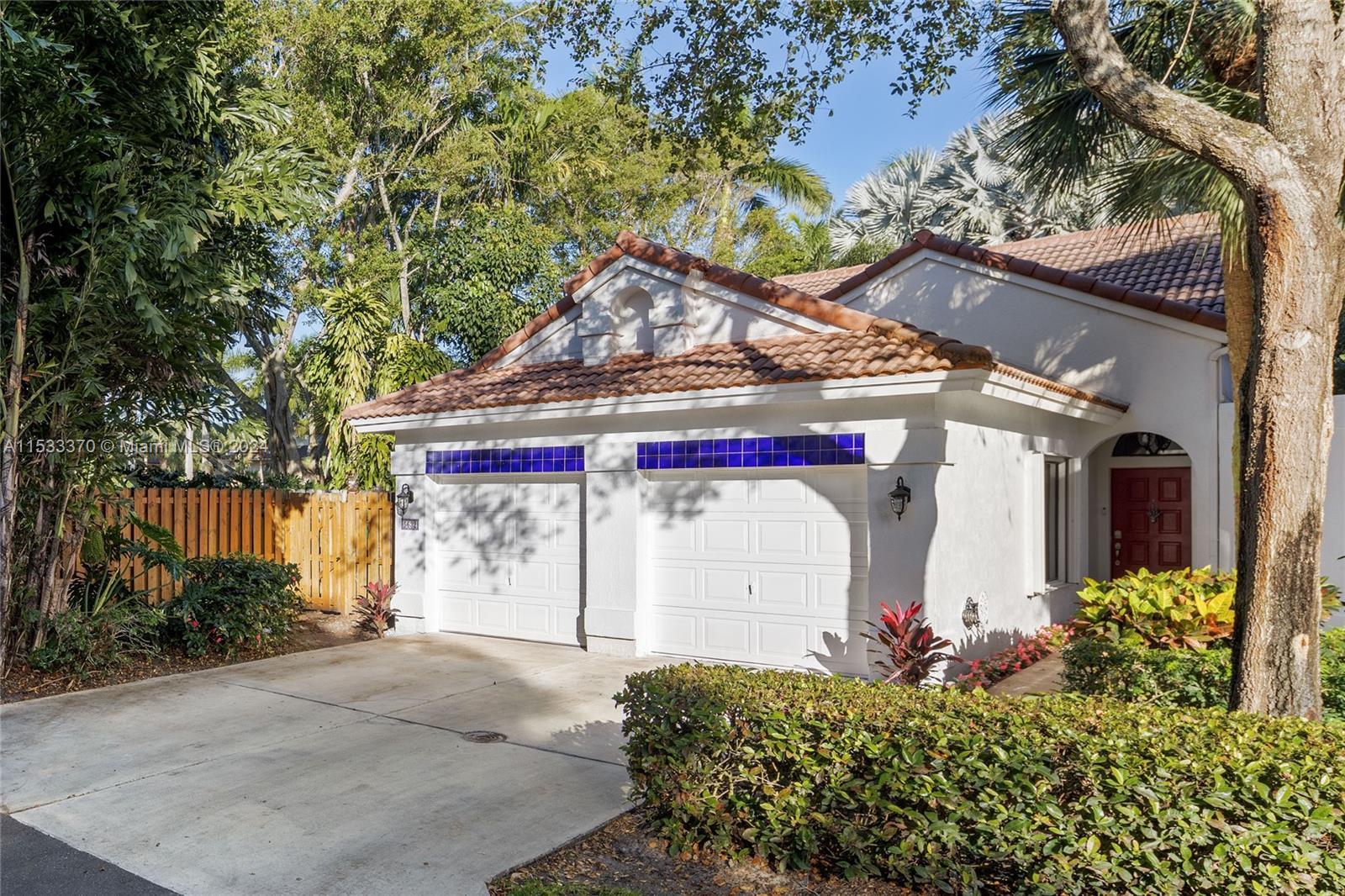 Welcome to this charming 2 bedroom, 2 bath home nestled in Wimbledon Villas of Boca Raton.  This del