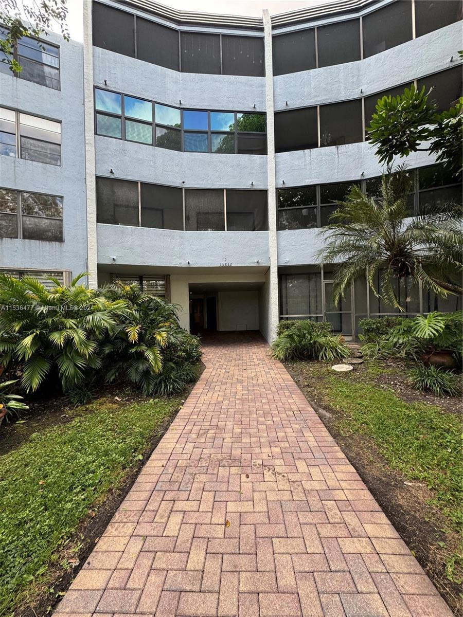 Photo of 10852 N Kendall Dr #418 in Miami, FL