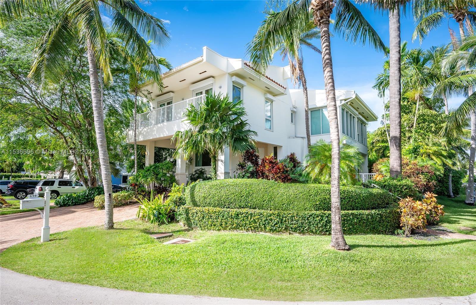Photo of 650 Curtiswood Dr in Key Biscayne, FL