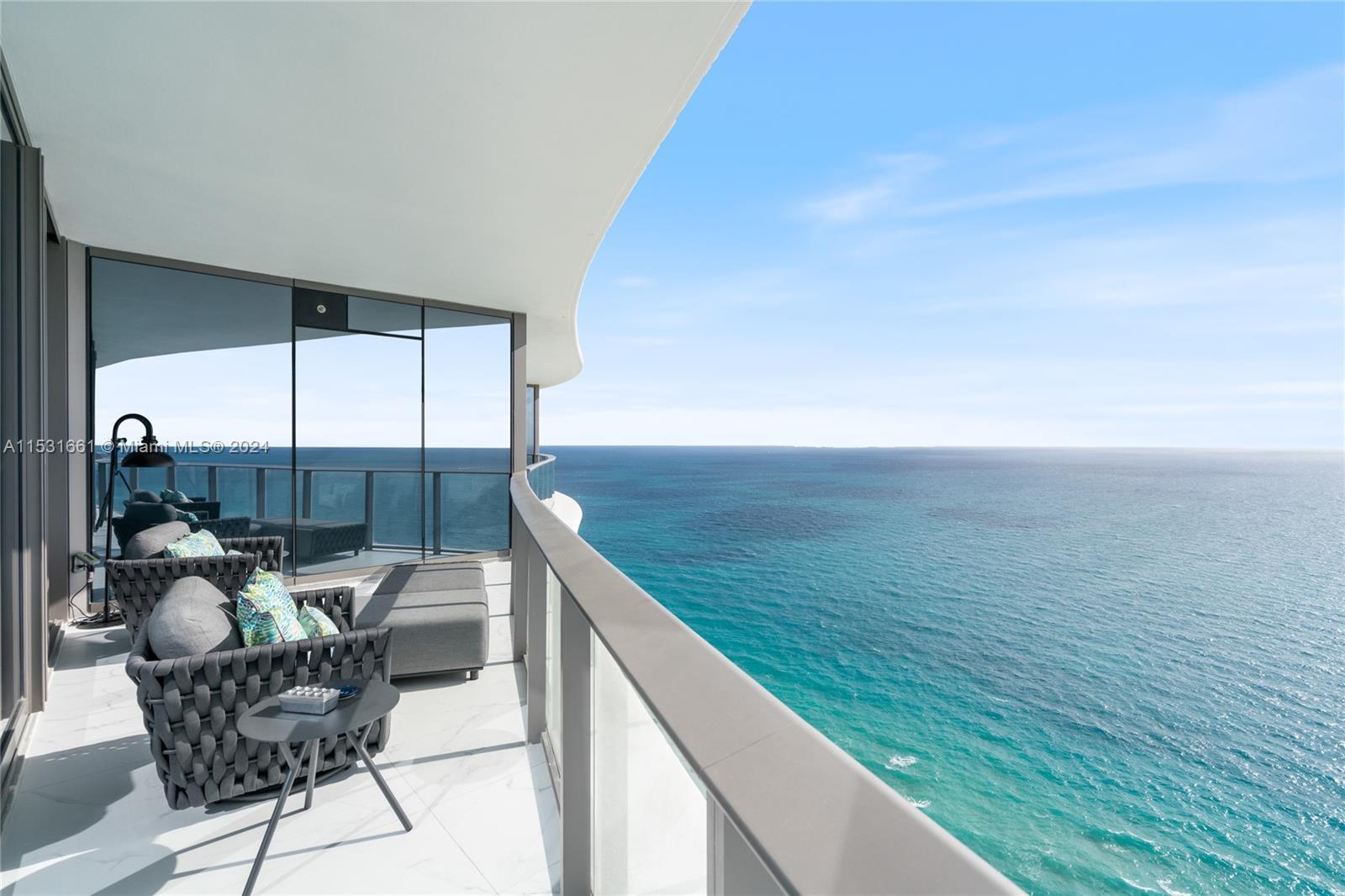 Magnificent luxury residence in the Ritz Carlton in Sunny Isles with breathtaking ocean and city vie