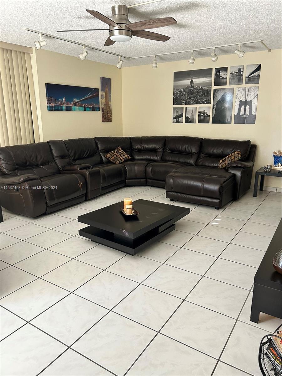 GREAT LOCATION in the heart of Aventura!!   This large Corner unit is 3 Bedroom, 2 Bathrooms, has ti
