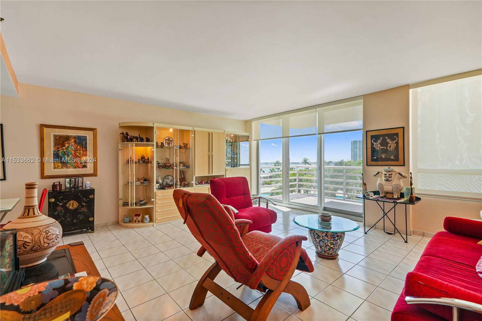 Nice oversized bay front unit ( 1/1/1.5).  Gorgeous views of Biscayne Bay 24/7.
Experience  luxury 