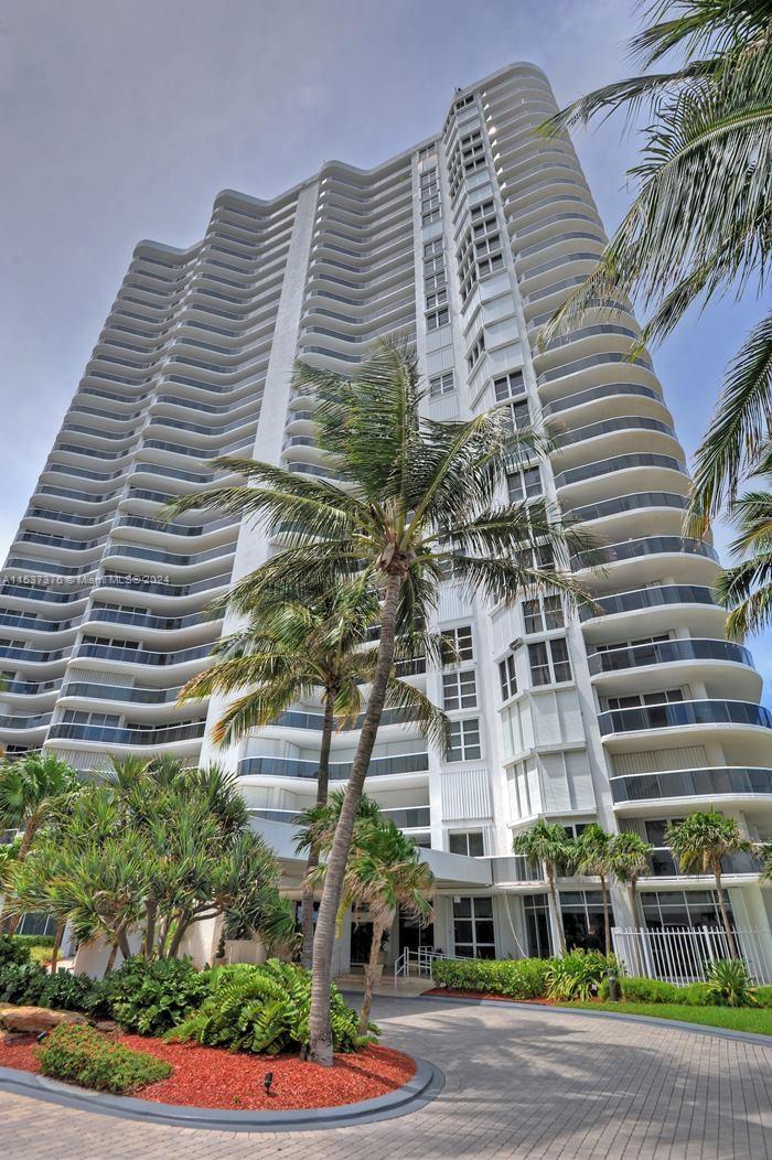 Discover value and luxury at this spacious 2 bed, 2 bath Lanai with 1,730 SqFt. This Unit offers dir