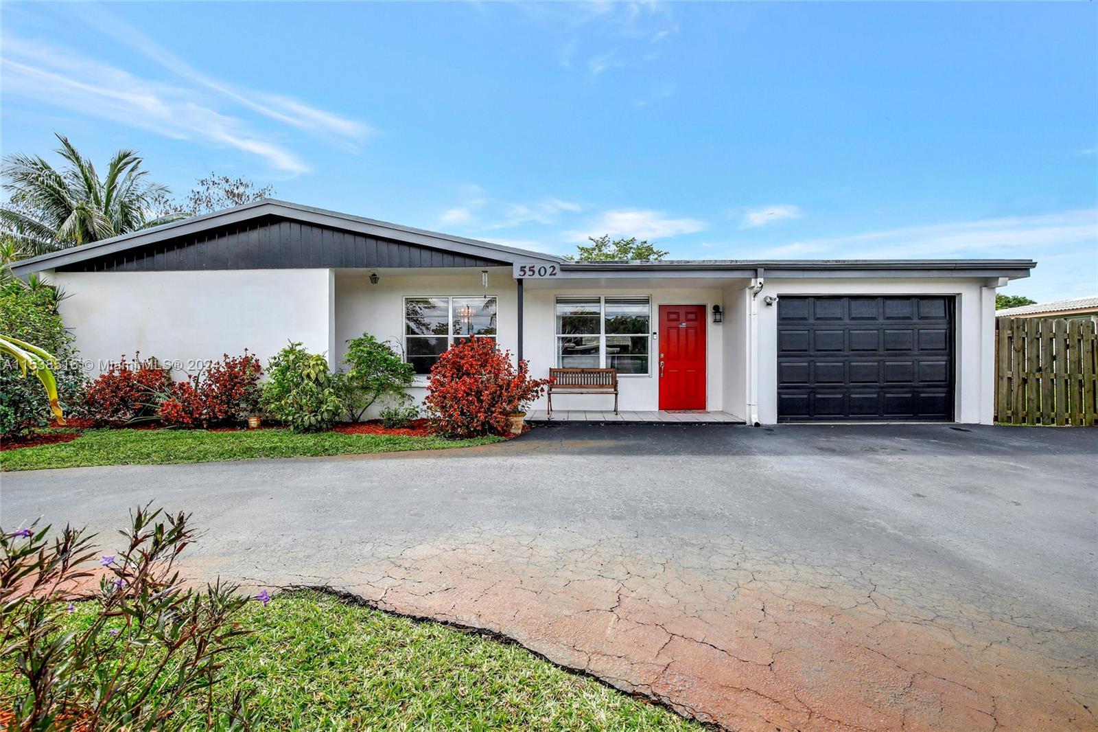 Welcome to this single family home nestled inside the desirable neighborhood of Plantation Park! Boa