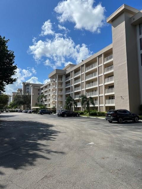 Comfortable and well-maintained apartment located on the 4th floor of Building 14 of the Palm Aire C
