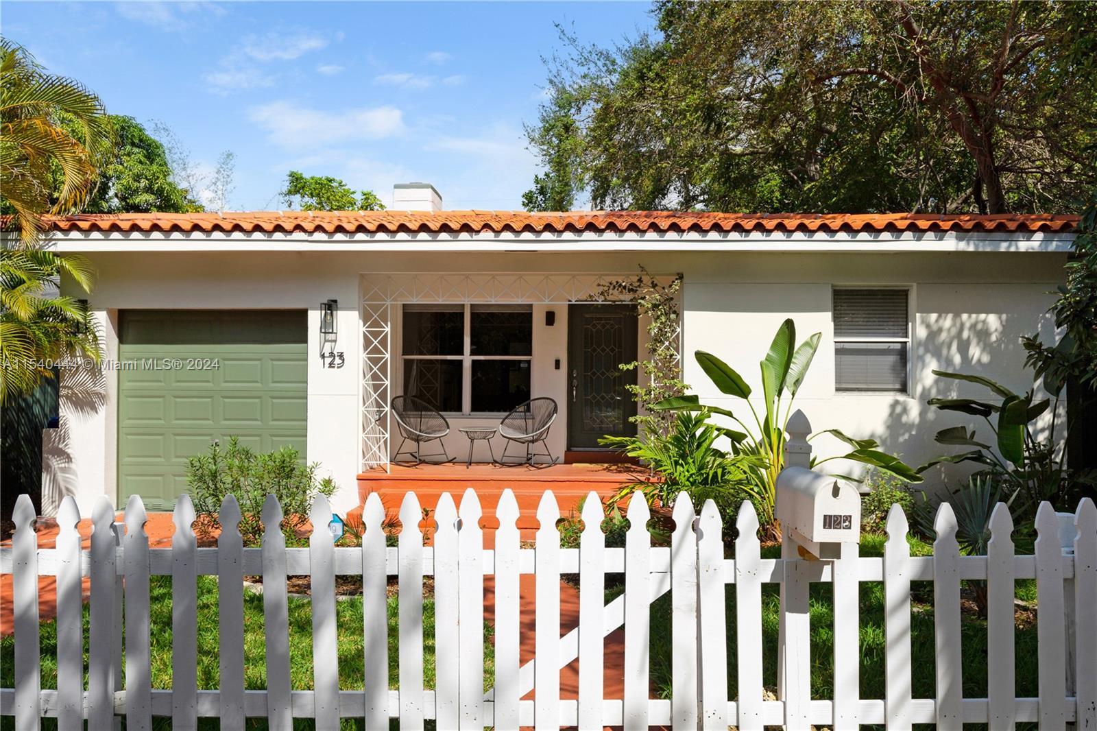 Charming Art Deco bungalow in historic neighborhood of Buena Vista East only blocks away from the bo