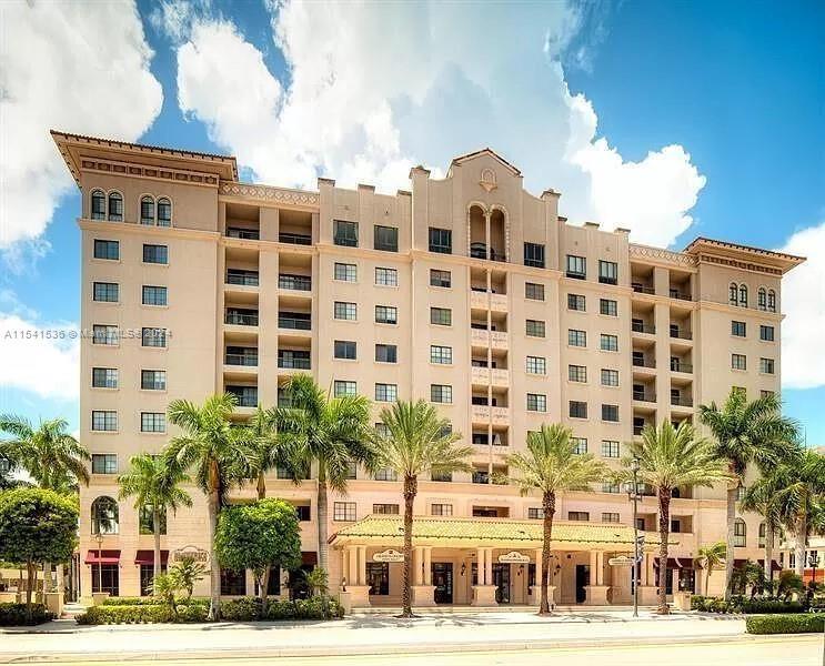 7th floor beautiful and bright unit with views and open floorplan right in downtown Boca Raton!  Enj