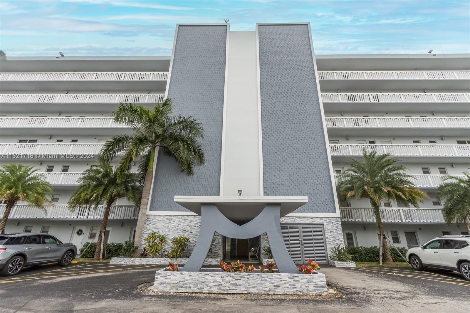 Beautiful and bright, 2 bedrooms 2 bathrooms spacious apt, located in the heart of Hallandale Beach,