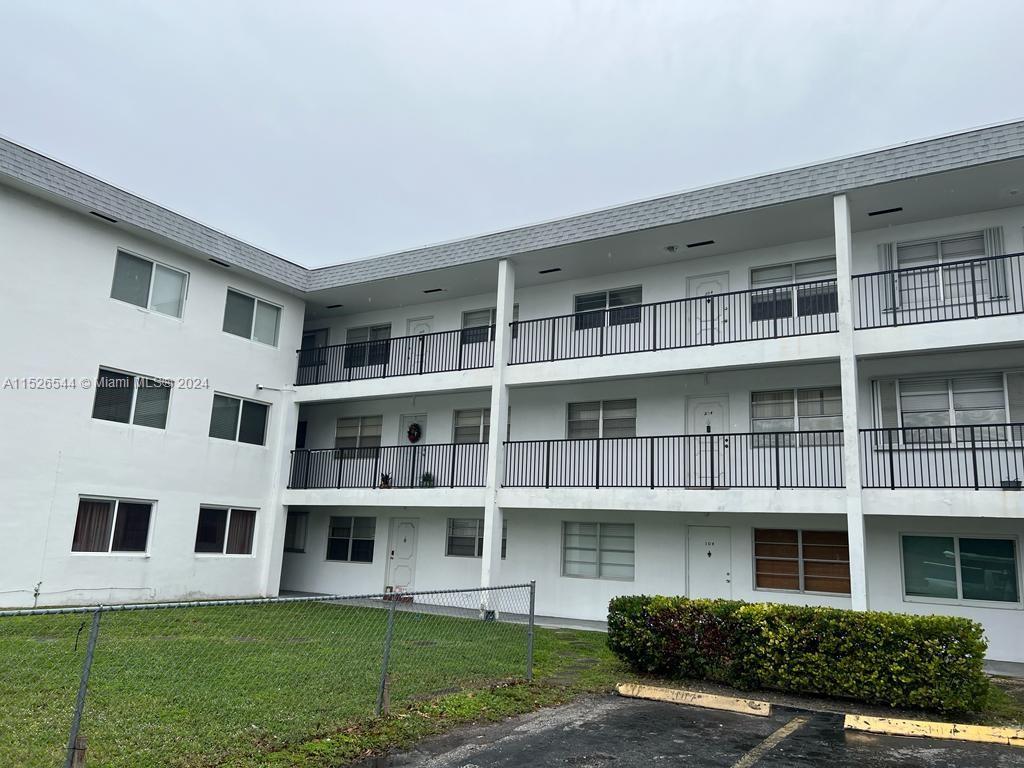 Photo of 2415 Lincoln St #305 in Hollywood, FL