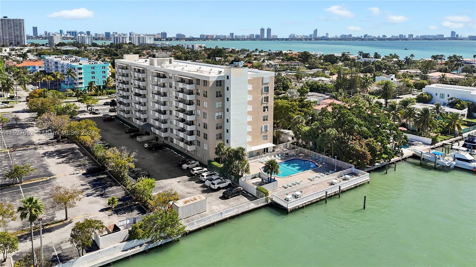 Most desired penthouse 1B/1.5B unit at Island Place with the best views of the bay, Downtown Miami, 