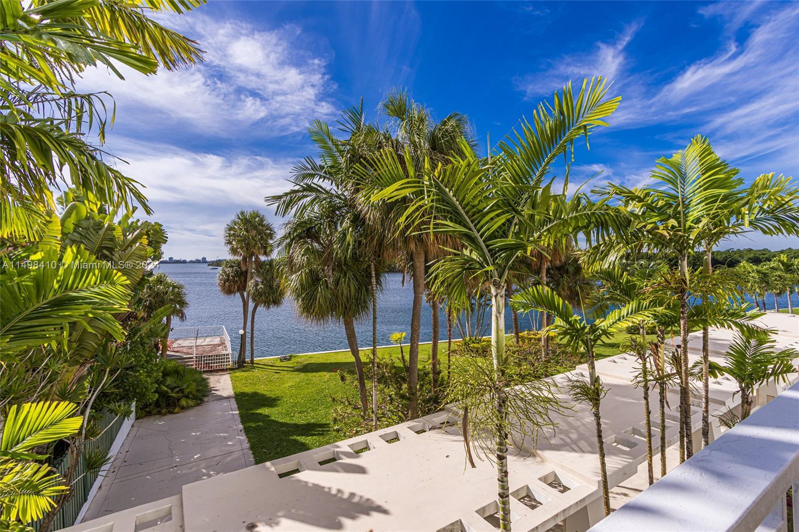 Beautiful split plan 2 bedrooms / 2 bathrooms condo located in famous Arlen House located in Sunny I