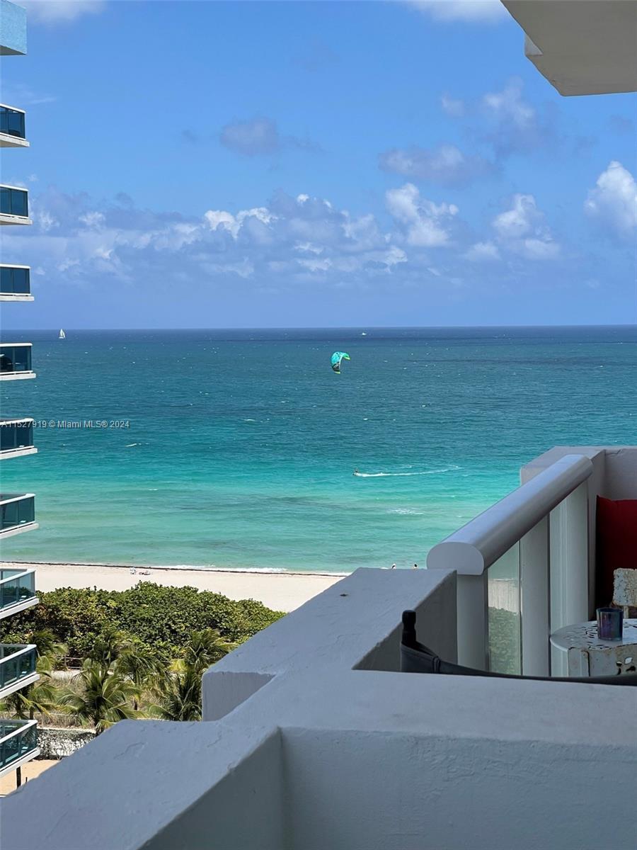 Bright and sunny ready to move in Condo for sale, with direct beach access. Next to the Four Seasons