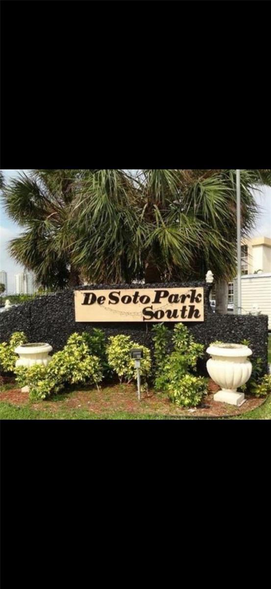 Spacious 2/2 Corner Unit in Desoto Park South located 1 mile from the Beach, close to many shopping 