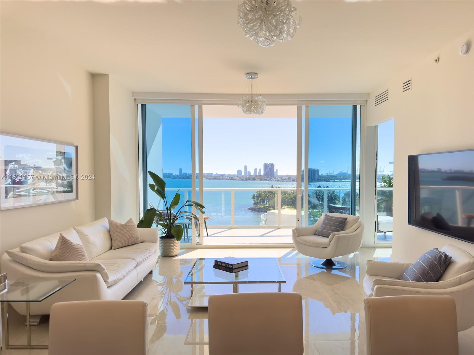 Stunning 2-bed, 2.5-bath condo at Paramount Bay, one of Miami’s most prestigious addresses. Enjoy th