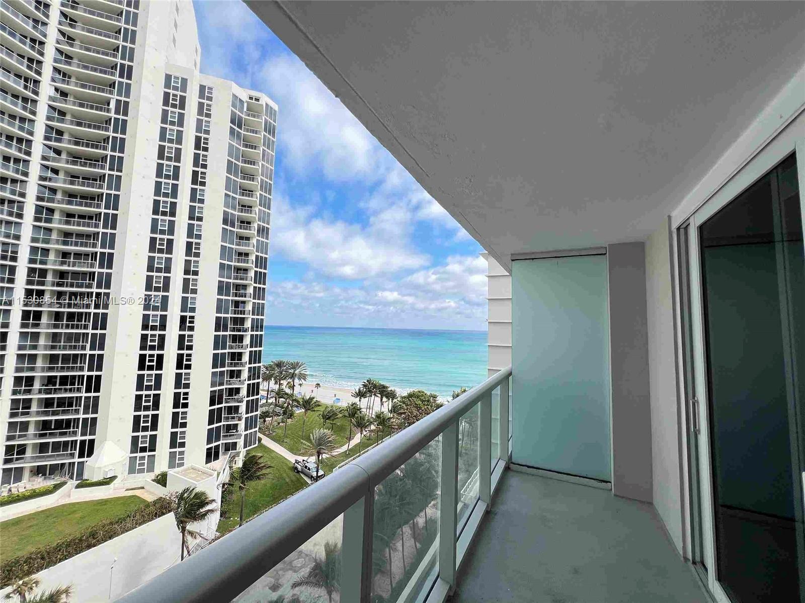 Excellent condition studio in Oceanside building of Sunny Isles with ocean view. One of the few unit