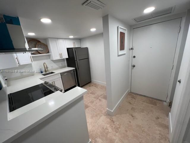 Gorgeous Apartment recently remodeled  1 Bedroom 1 full bathroom, walking closets, new guess bath,  