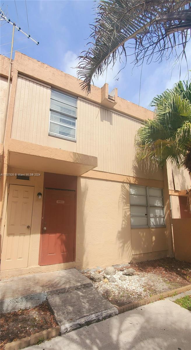 Four bedroom townhouse style condo (All bedrooms upstairs) in prime South Miami location near UM, Su