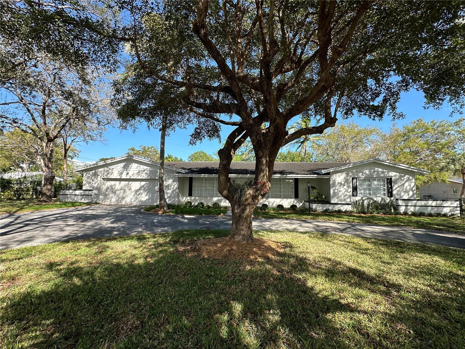 Photo of 11901 SW 63rd Ave in Pinecrest, FL