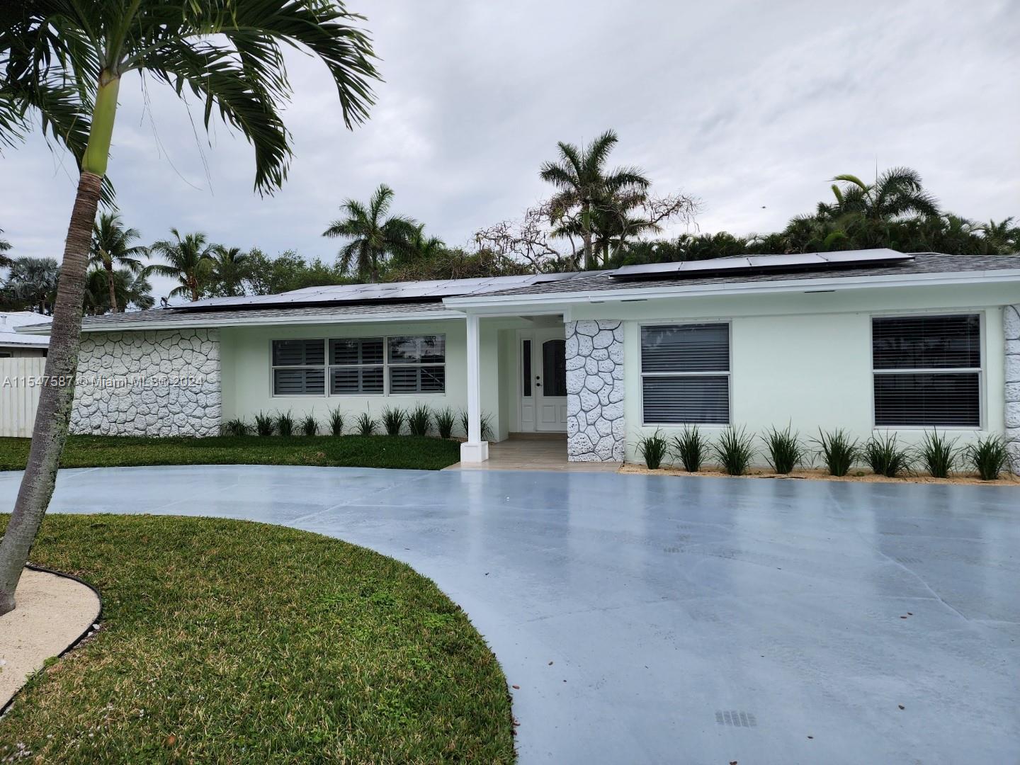 PRICE ADJUSTMENT, SELLER HAS ALL READY RELOCATED, PALM POINT IS ONE OF THE MOST SOUGHT OUT NEIGHBORH