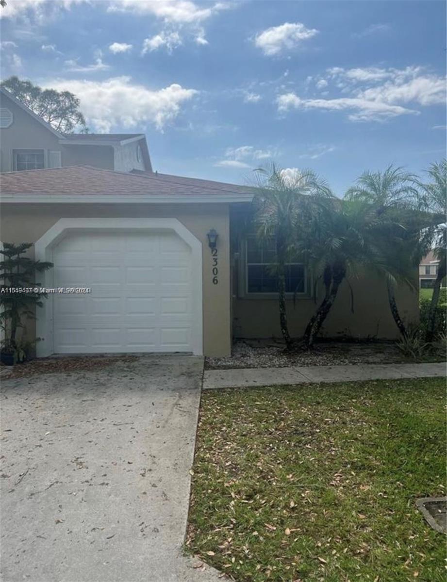 Photo of 2306 Maplewood Dr #2306 in Green Acres, FL