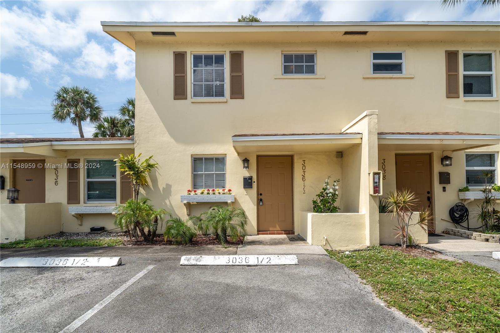 BEAUTIFUL 3 BEDROOMS AND 1 AND HALF BATHROOMS, TOWNHOUSE IN PALM AIRE.PRIVATE FENCE YARD 2 PARKING S