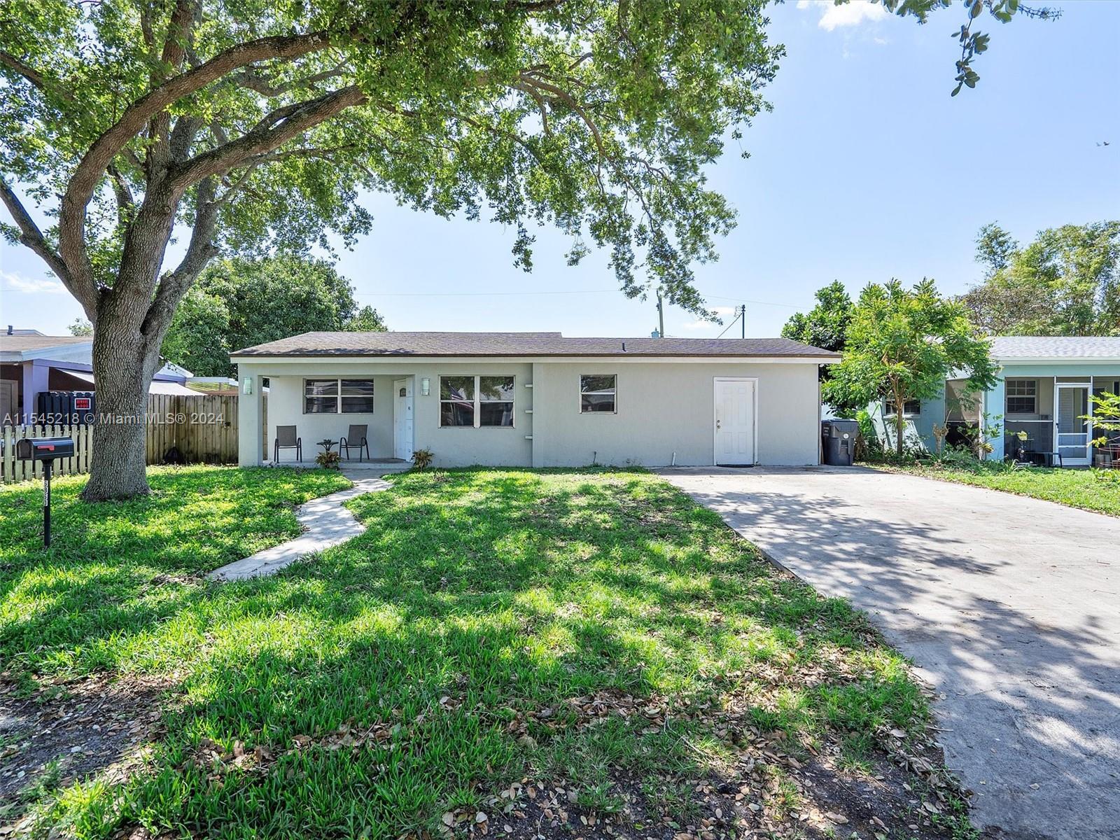 Renovated single family home in fully fence lot with plenty space to built a pool and no HOA! This p