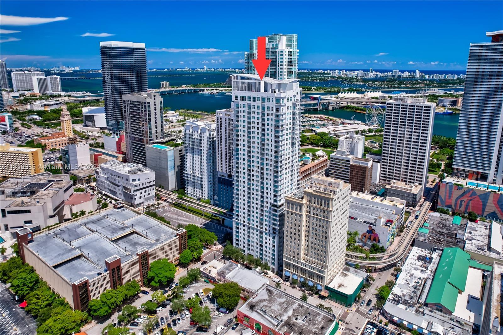 Discover modern urban living in Downtown Miami at The Loft Downtown II. This 2BD/2BA condo offers sk