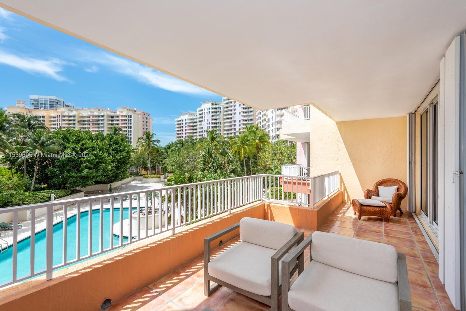 Enjoy this beautiful and elegant apartment located in one of the best condomiuns of Key Biscayne. Th