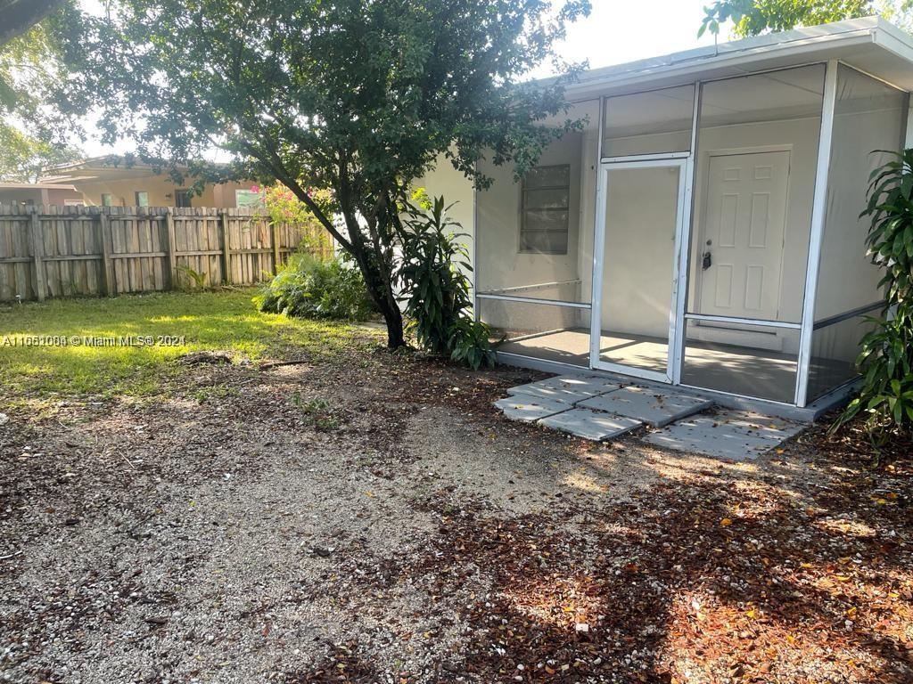 INVESTOR ONLY !!! GRAT OPPORTUNITY TO OWN THIS COUZY HOME LOCATED IN THE GEART OF FORT LAUDERDALE CL
