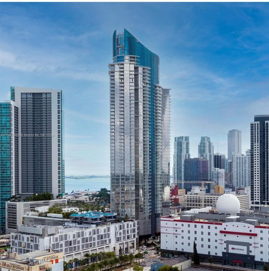 Great opportunity!Luxury residence 2 beds + den/3 baths at Paramount Miami Worldcenter offering the 