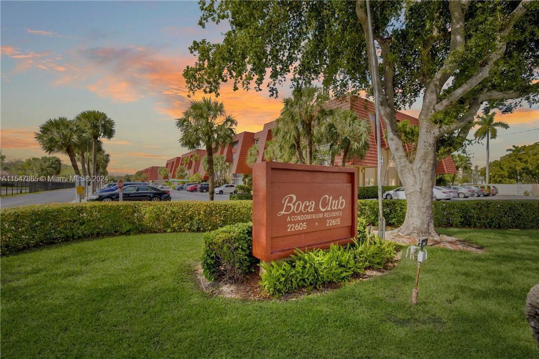 Come check out this 1Bed + DEN/2Bath condo in Boca Raton. Neutral tile in main living and nice wood 