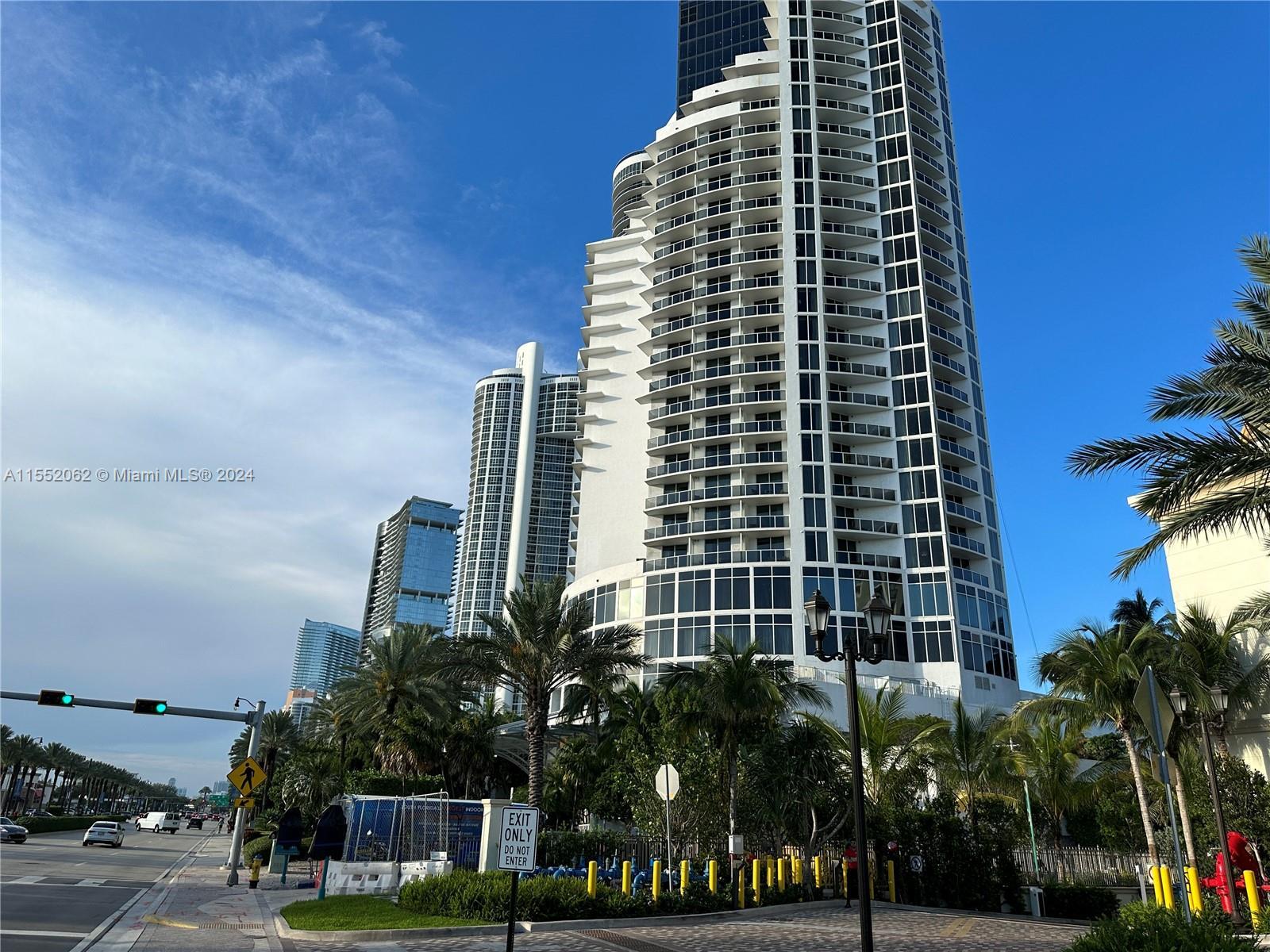 LUXURY TRUMP INTERNATIONAL BEACH RESORT PROVIDES AN OWNER INVESTMENT OPPORTUNITY. UNIT IS AT THE HOT