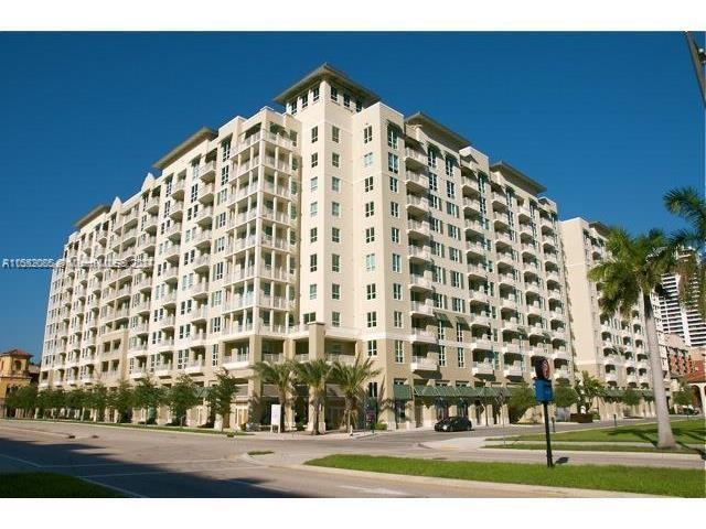 Luxury Penthouse with Intracoastal and Ocean views. Located in the heart of West Palm Beach. Full am
