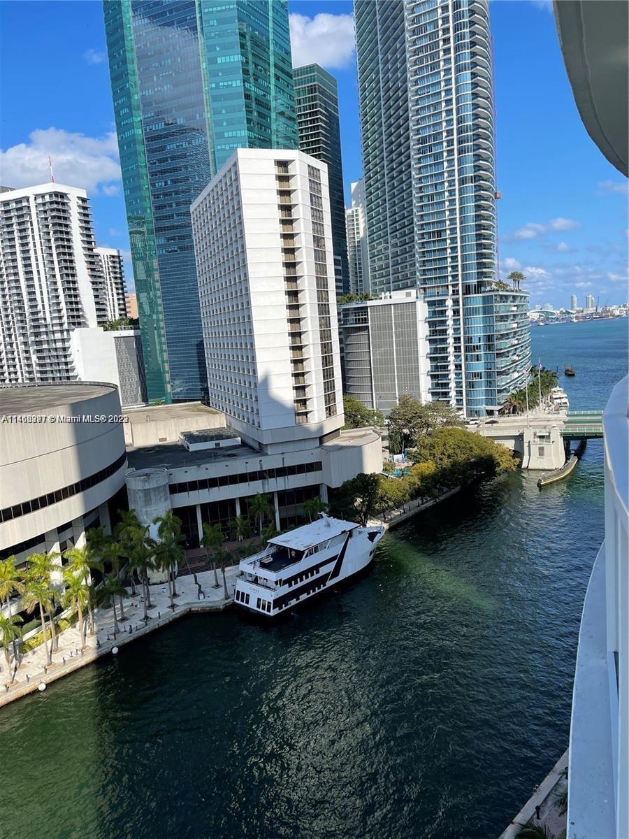 GORGEOUS 2/2 UNIT IN THE HEART OF BRICKELL. AMAZING UNIT WITH CERAMIC FLOORS, STAINLESS STEEL APPLIA