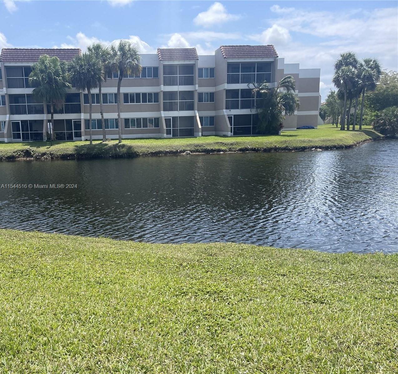 Photo of 150 Lakeview Dr #104 in Weston, FL