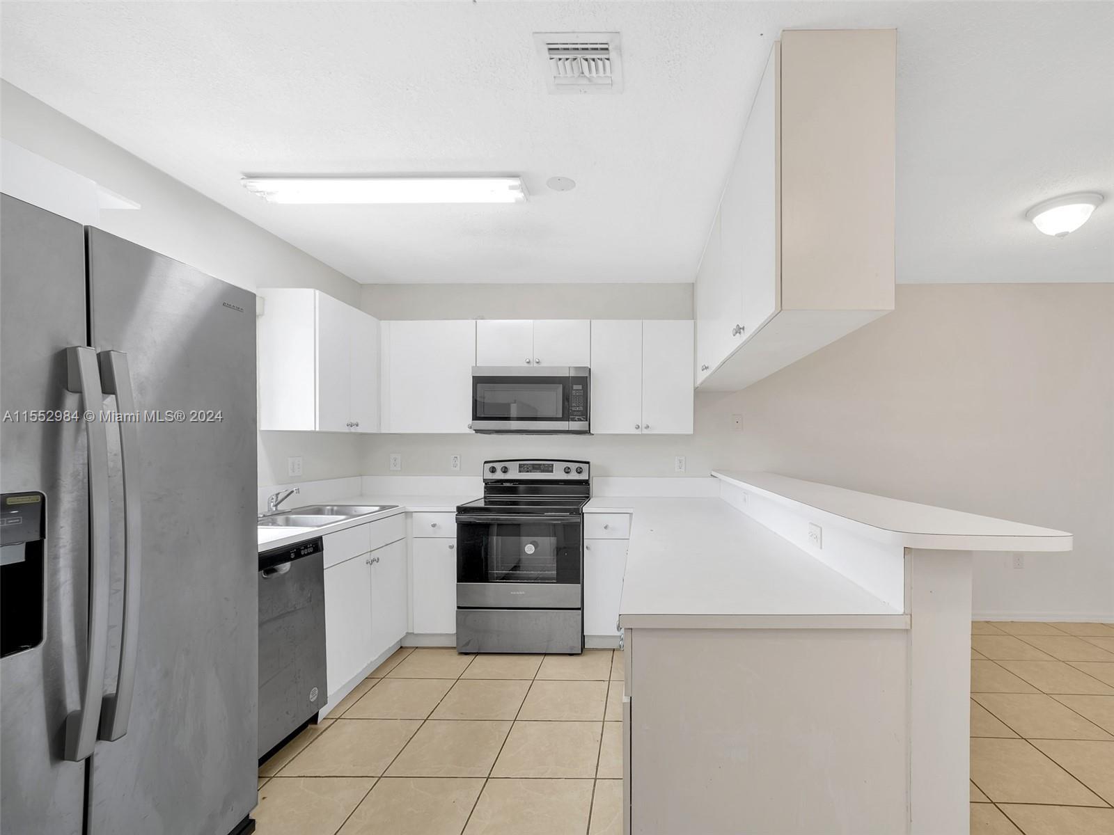 Beautiful townhouse in Hollywood 3/2.5 with private patio, property have new appliances, new laminat