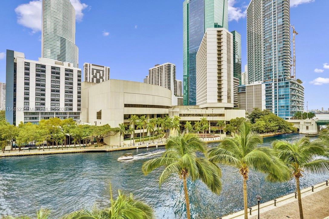Spectacular Water+Tropical+City Views Never to be Obstructed. Located in the Heart of Brickell. Spac