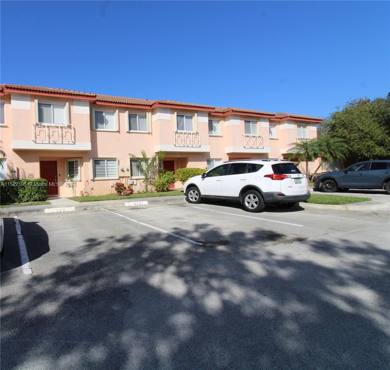 Photo of 812 NW 208th Cir in Pembroke Pines, FL