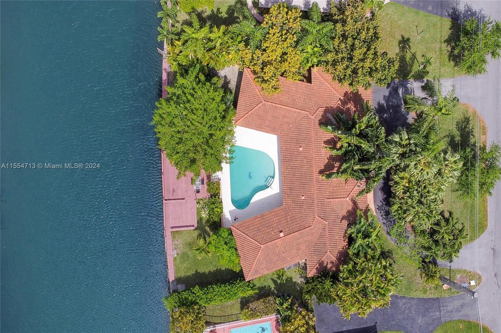 ATTENTION BOATERS & INVESTORS – waterfront homes in Coral Gables and Coconut Grove with ocean access