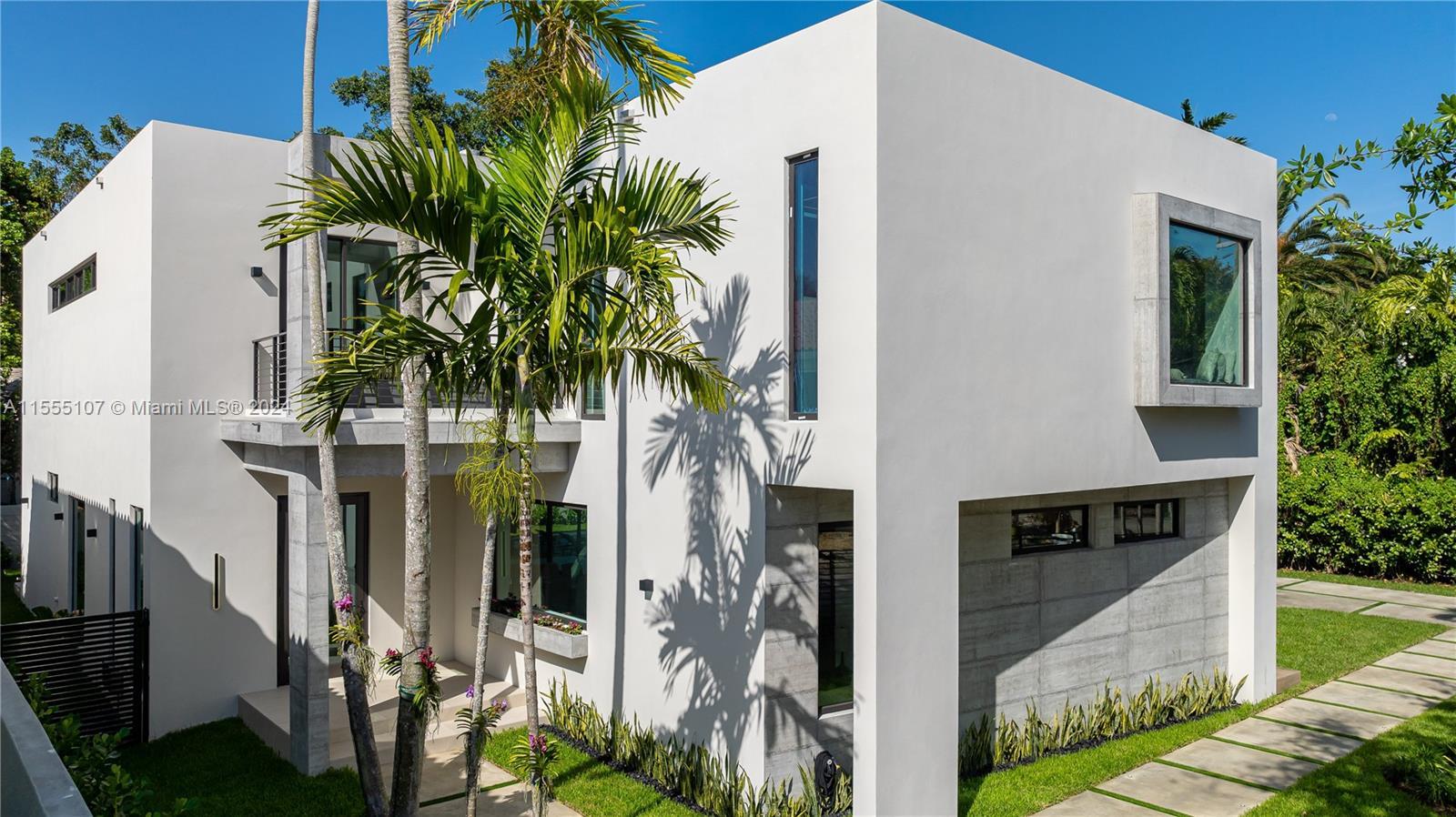 Located in South Coconut Grove’s Park Avenue, this spectacular modern new residence features 5 bedro