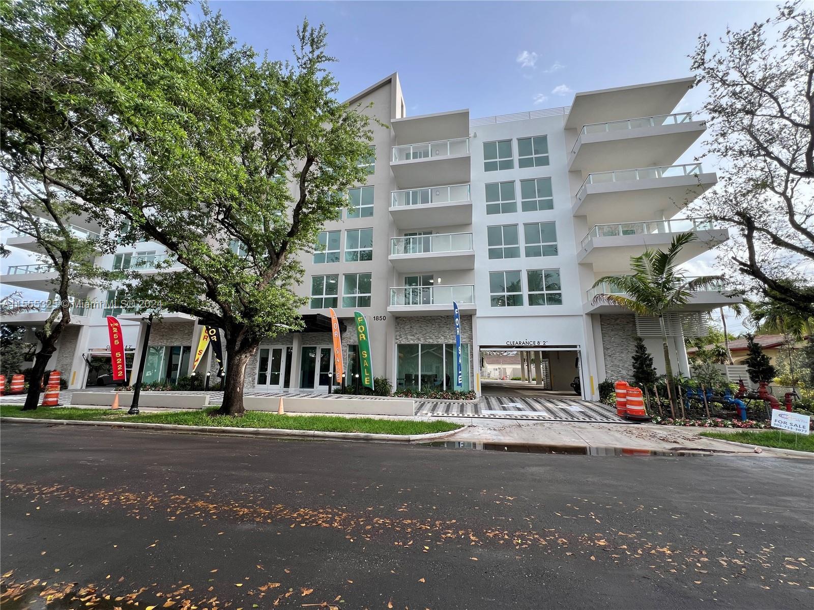 Beautiful corner unit PH, 2 bed / 2 bath in new 40-unit Boutique Building, apartments are ready to m