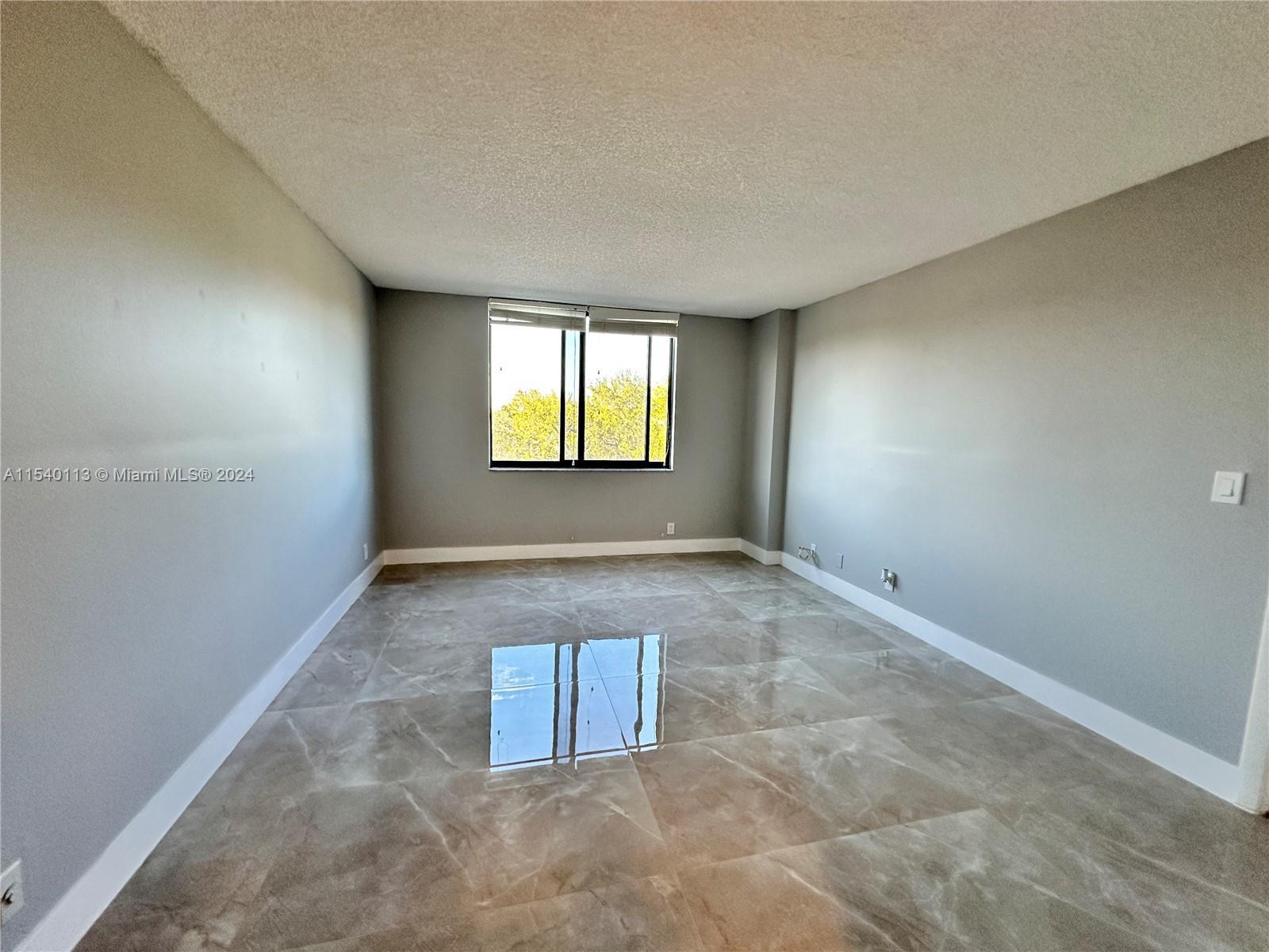 Photo of 901 Hillcrest Dr #315 in Hollywood, FL