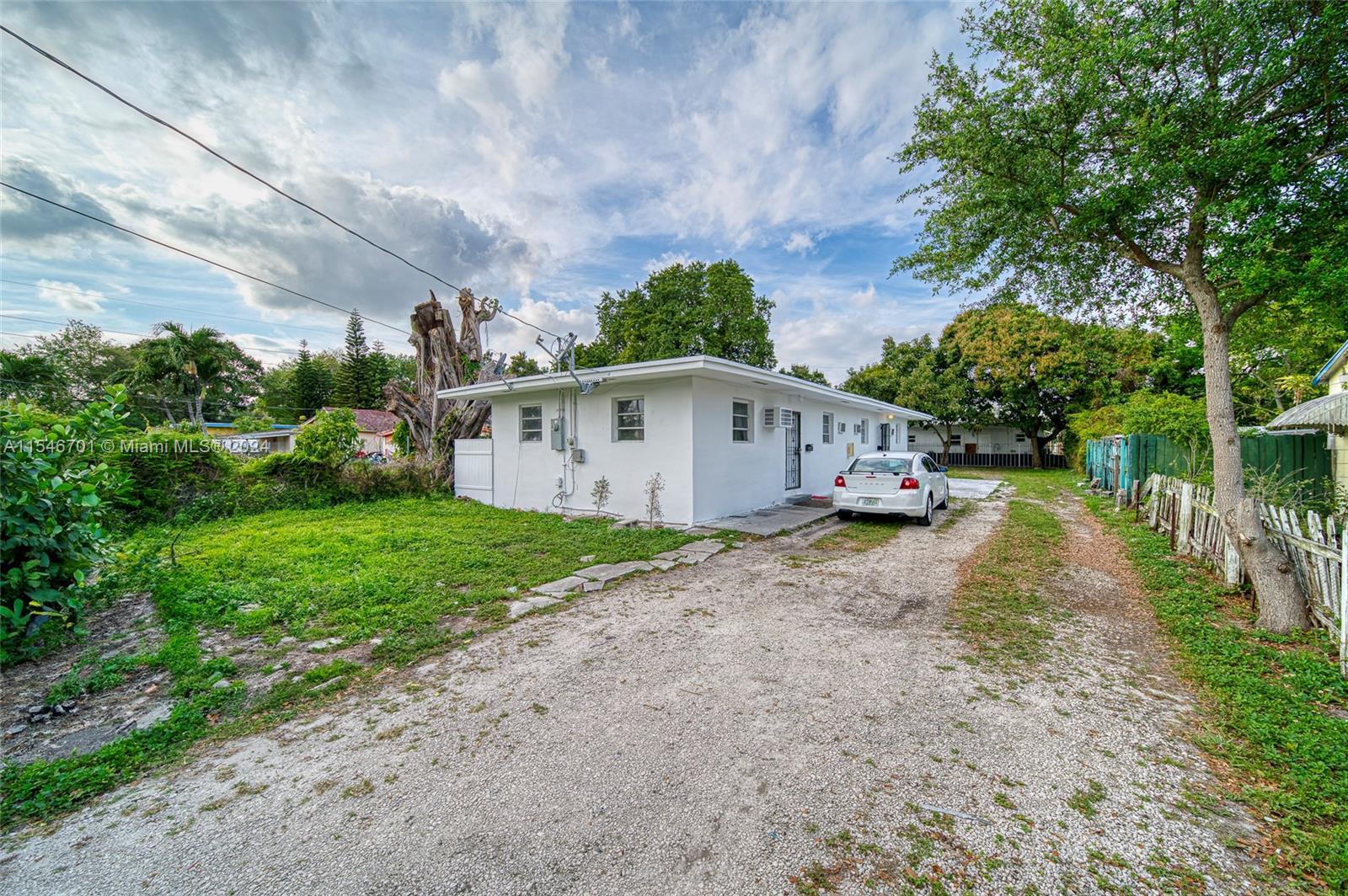 Photo of 555 NW 94 St in Miami, FL