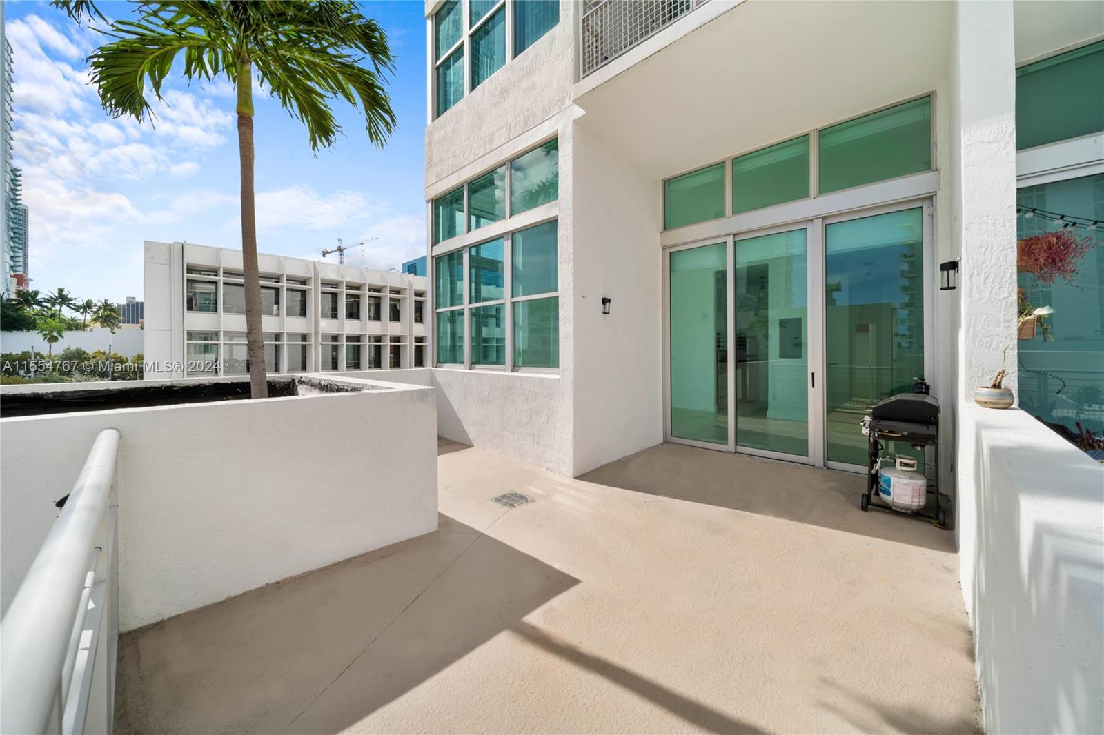 Spectacular 4th floor corner unit loft in Downtown Miami's Edgewater. Extremely spacious 1 bedroom /