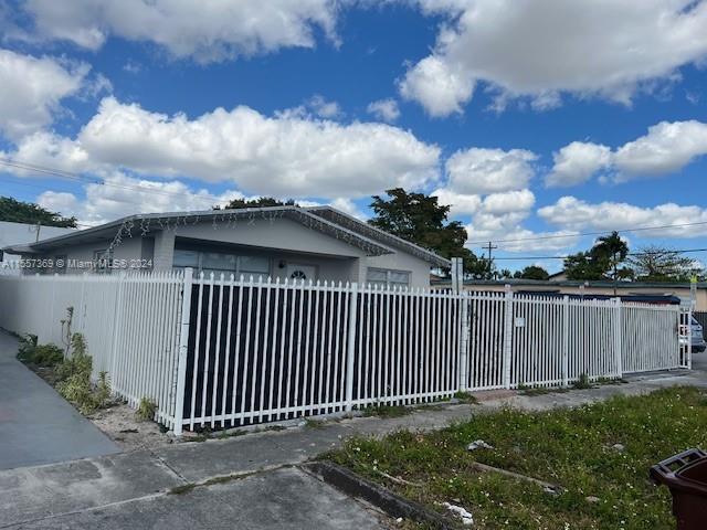 In Hialeah, Beautiful and remodeled corner duplex with new roof, 2 units 2/1 and 1/1, the front 2/1 