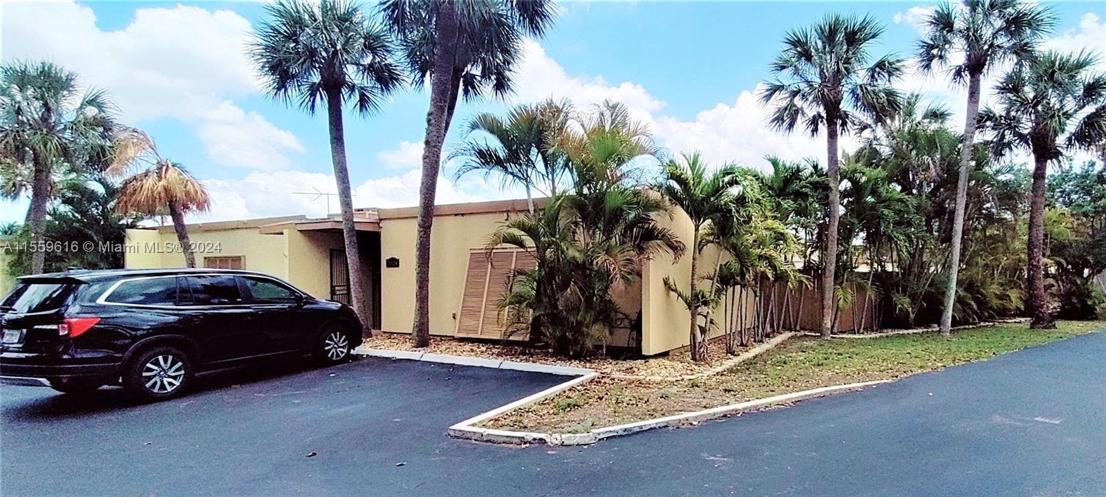 Photo of 7024 Crown Gate Dr #7024 in Miami Lakes, FL